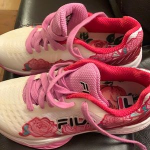 Brand new without a tag 7.5 all court sneakers